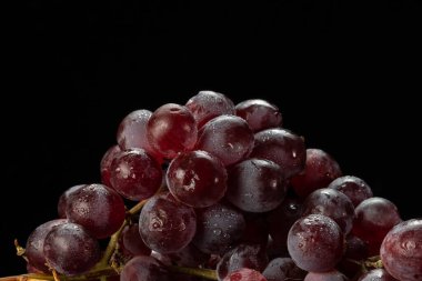 Siyah arka planda kırmızı üzümler.