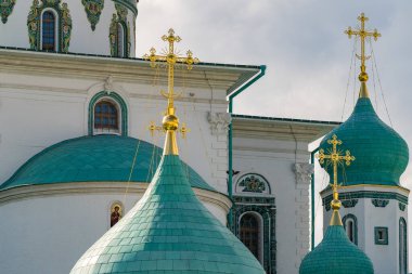 Ortodoks kilisesinin kubbelerinde haçlar.