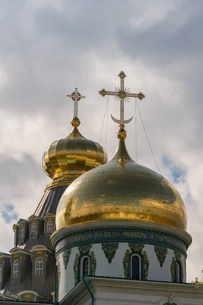 Croix sur les dômes d'une église orthodoxe. — Photo