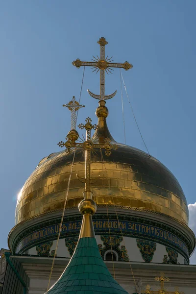 Croix sur les dômes d'une église orthodoxe. — Photo