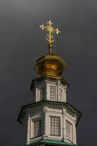 Croix sur les dômes d'une église orthodoxe. — Photo