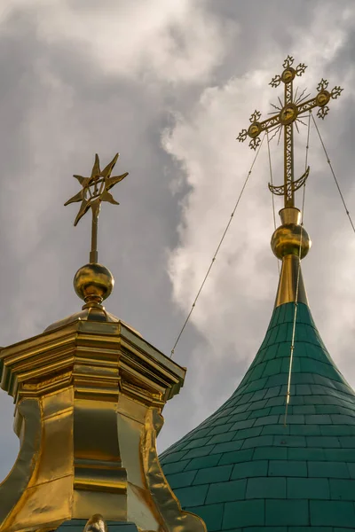 Croix sur les dômes d'une église orthodoxe. — Photo