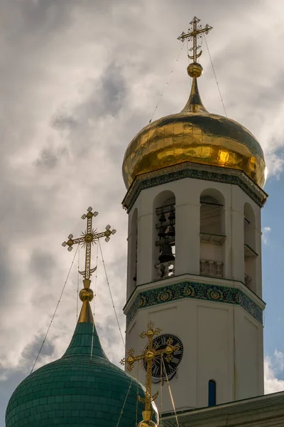 Croix sur les dômes d'une église orthodoxe. — Photo