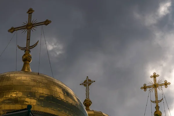 Croci sulle cupole di una chiesa ortodossa. — Foto Stock