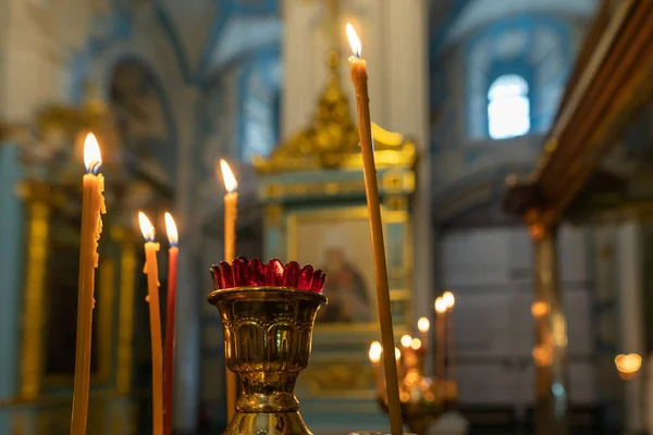 Brûler des bougies dans l'Église orthodoxe chrétienne. — Photo