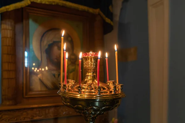 Candele accese nella Chiesa Cristiana Ortodossa. — Foto Stock