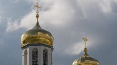 Ortodoks kilisesinin kubbelerinde haçlar.