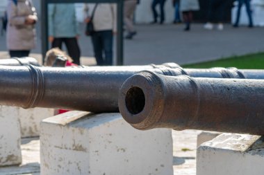 Eski ortaçağ yapımı demir toplar..