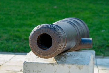 Eski ortaçağ yapımı demir toplar..