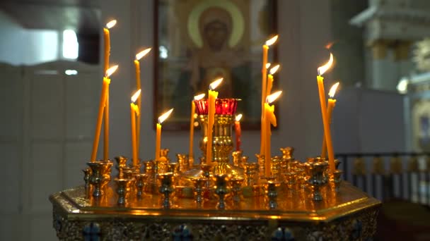 Спалювання свічок у Християнській православній церкві.. — стокове відео