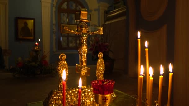 Brennende lys i den kristne ortodokse kirke. – stockvideo