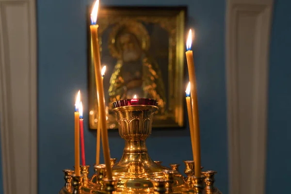 Velas encendidas en la Iglesia Ortodoxa Cristiana. — Foto de Stock