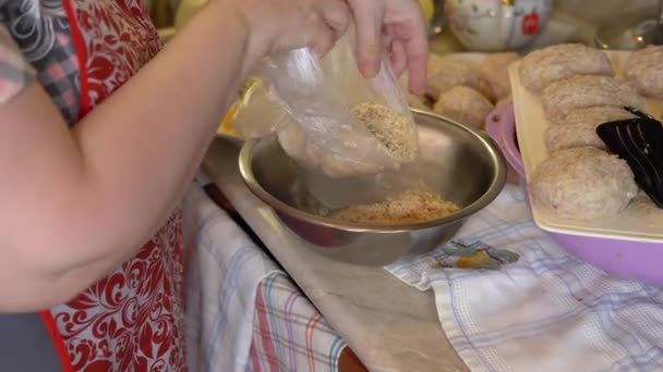 Costeletas de carne de peru são preparadas na cozinha doméstica — Vídeo de Stock