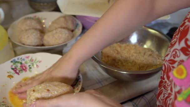 Chuletas de carne de pavo se preparan en la cocina casera — Vídeos de Stock