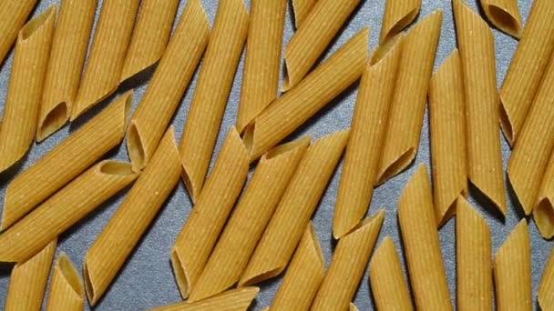 Pasta de trigo duro de cerca. Pasta sana de grano entero. Alta calidad. — Vídeos de Stock