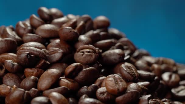 Viele Kaffeekörner aus nächster Nähe — Stockvideo