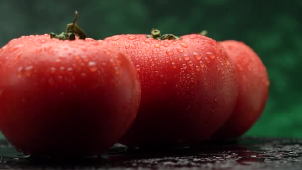 Rote Tomaten in der Küche während des Kochens. Leichter Rauch schwebt im Hintergrund. — Stockvideo