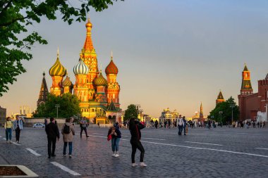 Kızıl Meydan ve Kremlin Moskova 'da gün batımında.