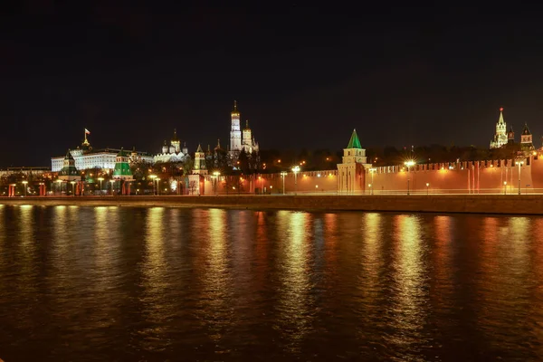 Vista noturna do Kremlin de Moscou. — Fotografia de Stock