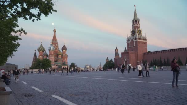 Moskova, Rusya - 25 Mayıs 2021: İnsanlar akşam Kızıl Meydan 'da yürüyor. — Stok video