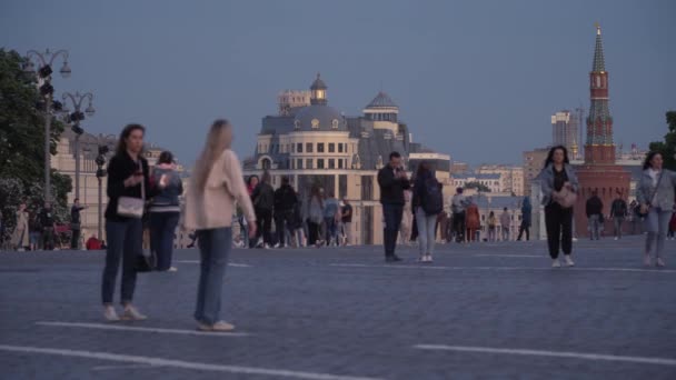 Mosca, Russia - 25 maggio 2021: la gente cammina la sera sulla Piazza Rossa. — Video Stock