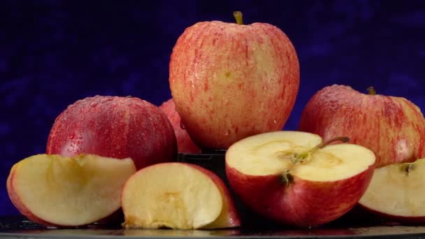 Detailní záběr červenozeleného jablka s kapkami vody makro záběr. — Stock video