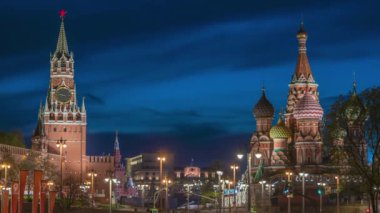 Kızıl Meydan 'daki Spasskaya Kulesi ve St. Basils Katedrali. Moskova. Rusya