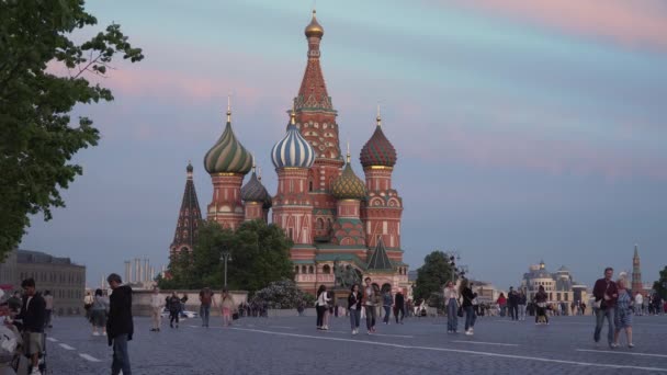 Moscou, Rússia - 25 de maio de 2021: As pessoas caminham à noite na Praça Vermelha. — Vídeo de Stock