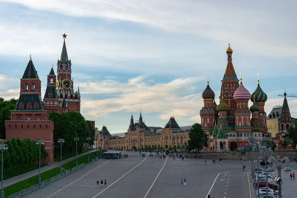 Rudé náměstí a Kreml v Moskvě při západu slunce. — Stock fotografie