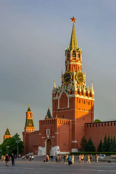 Plaza Roja y el Kremlin en Moscú al atardecer. — Foto de Stock