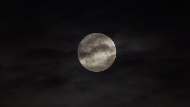 Lua cheia com nuvens móveis no céu escuro à noite. — Vídeo de Stock