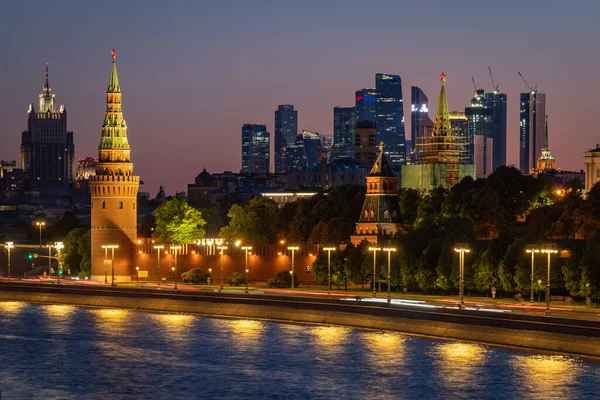 Schöne Aussicht auf Moskau bei Nacht. Moskauer Kreml und Moskauer Stadt — Stockfoto