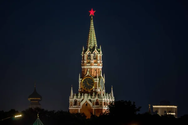 Hermosas vistas de Moscú por la noche. Kremlin de Moscú. — Foto de Stock