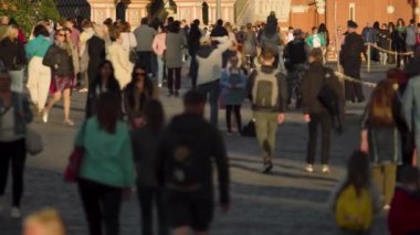 Moskova, Rusya - 2 Haziran 2021: İnsanlar Kızıl Meydan boyunca yürüyor.