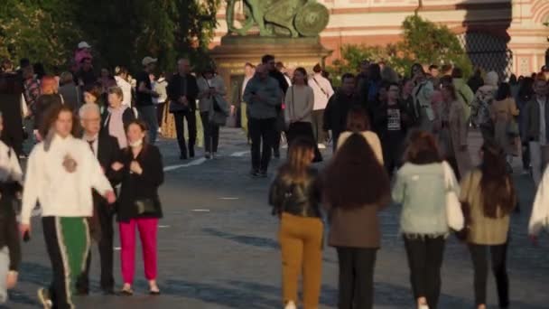 Moskova, Rusya - 2 Haziran 2021: İnsanlar Kızıl Meydan boyunca yürüyor. — Stok video