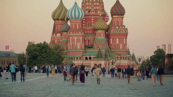 Moszkva, Oroszország - június 02, 2021: Az emberek végigsétálnak a Vörös téren. — Stock videók