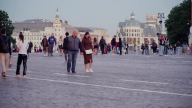 Moskova, Rusya - 2 Haziran 2021: İnsanlar Kızıl Meydan boyunca yürüyor.