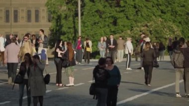 Moskova, Rusya - 2 Haziran 2021: İnsanlar Kızıl Meydan boyunca yürüyor.