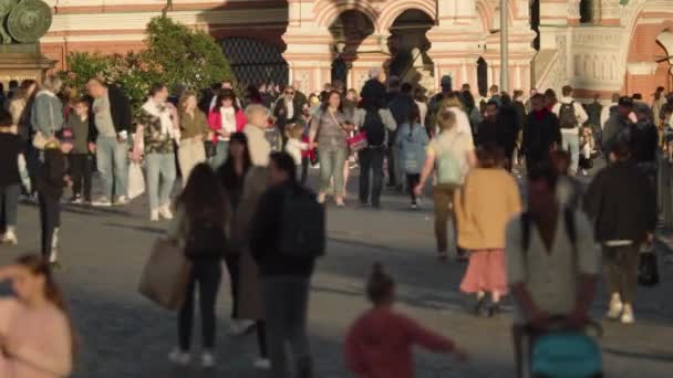 Mosca, Russia - 2 giugno 2021: La gente cammina lungo la Piazza Rossa. — Video Stock