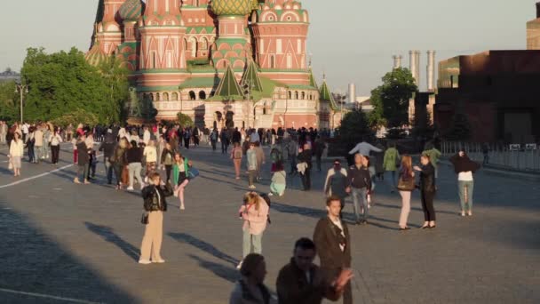 Moskou, Rusland - 02 juni 2021: Mensen lopen langs het Rode Plein. — Stockvideo