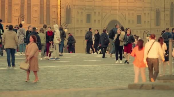 Mosca, Russia - 2 giugno 2021: La gente cammina lungo la Piazza Rossa. — Video Stock