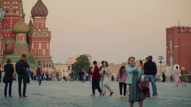 Mosca, Russia - 2 giugno 2021: La gente cammina lungo la Piazza Rossa. — Video Stock