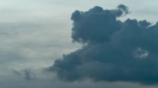 A felhők gyorsan mozognak az égen naplementekor. Időkörök. — Stock videók