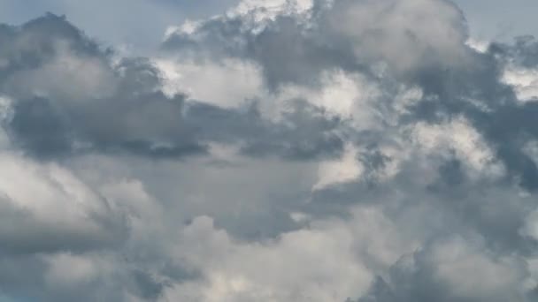 Chmury poruszają się szybko na niebie.. — Wideo stockowe