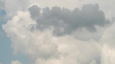 Bulutlar gökyüzünde hızla hareket ediyor.