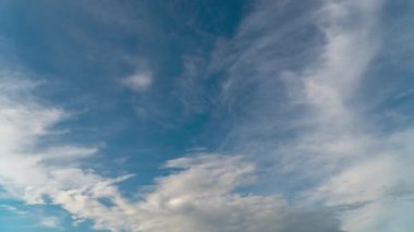 Bulutlar gökyüzünde hızla hareket ediyor.