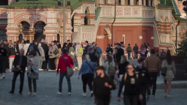 Moskova, Rusya - 2 Haziran 2021: İnsanlar Kızıl Meydan boyunca yürüyor. — Stok video