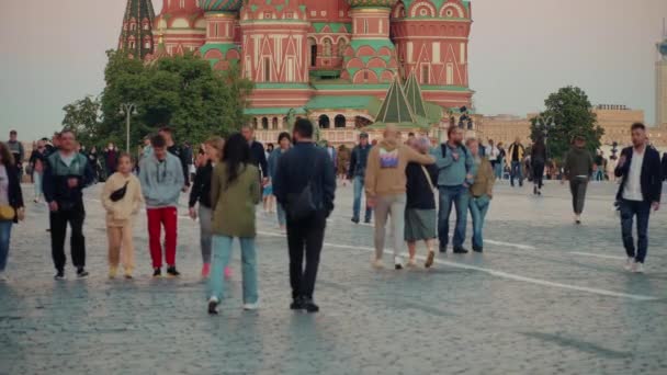 Mosca, Russia - 2 giugno 2021: La gente cammina lungo la Piazza Rossa. — Video Stock