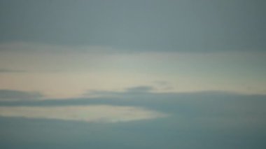 Gün batımında bulutlar hızla gökyüzünde hareket eder. Zaman turları.