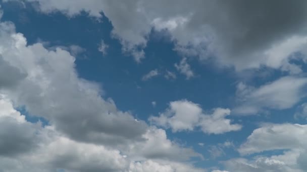Skyerne bevæger sig hurtigt i himlen. – Stock-video